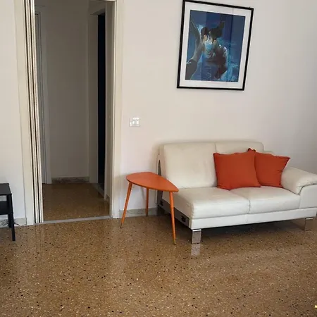 Joivy Spacious 3-bedroom Flat, Easy Access To * Rzym