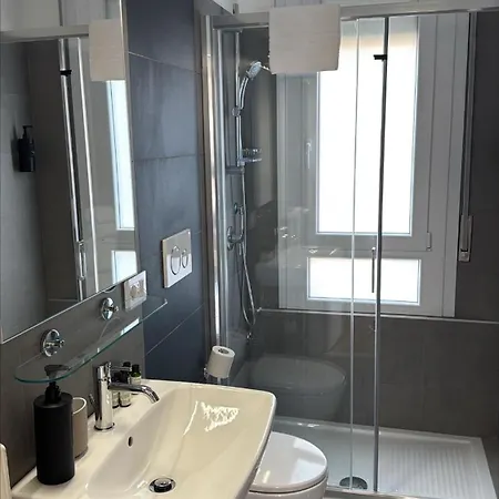 Apartment Joivy Spacious 3-bedroom Flat, Easy Access To